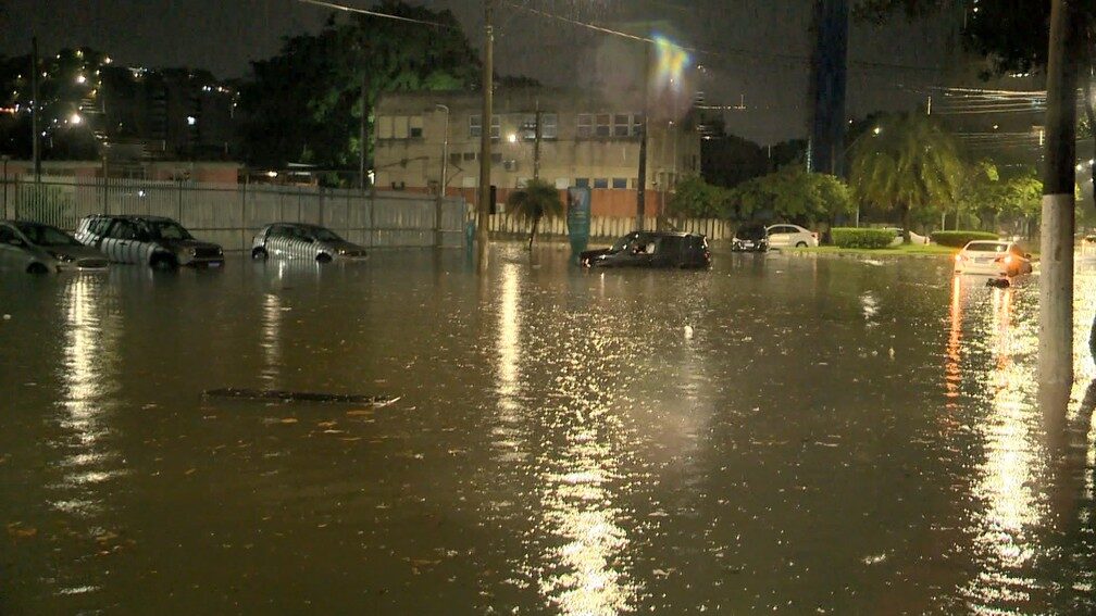 Cars were stuck in the middle of flooding in Bento Ferreira, Vitória