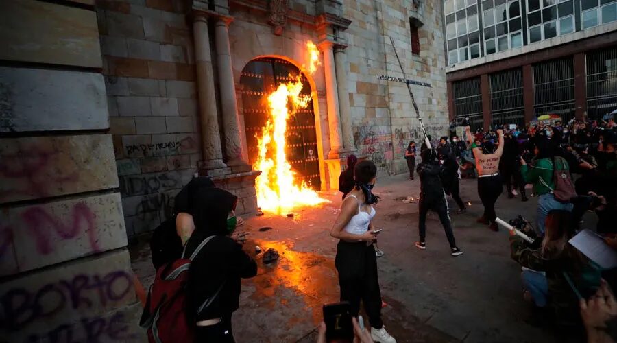 Feministas,nuevamente,incendiar,iglesia,Día de la Mujer,Colombia