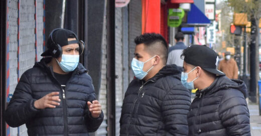 Tres hombres con máscaras en West New York