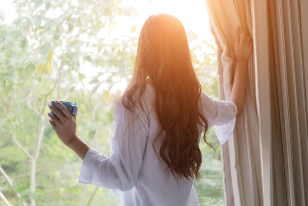 Clic para aumentar mujer tomando cafe ventana