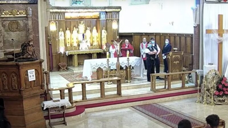 Totalitarismo,excusa,covid,policía inglesa,templo católico,Viernes Santo