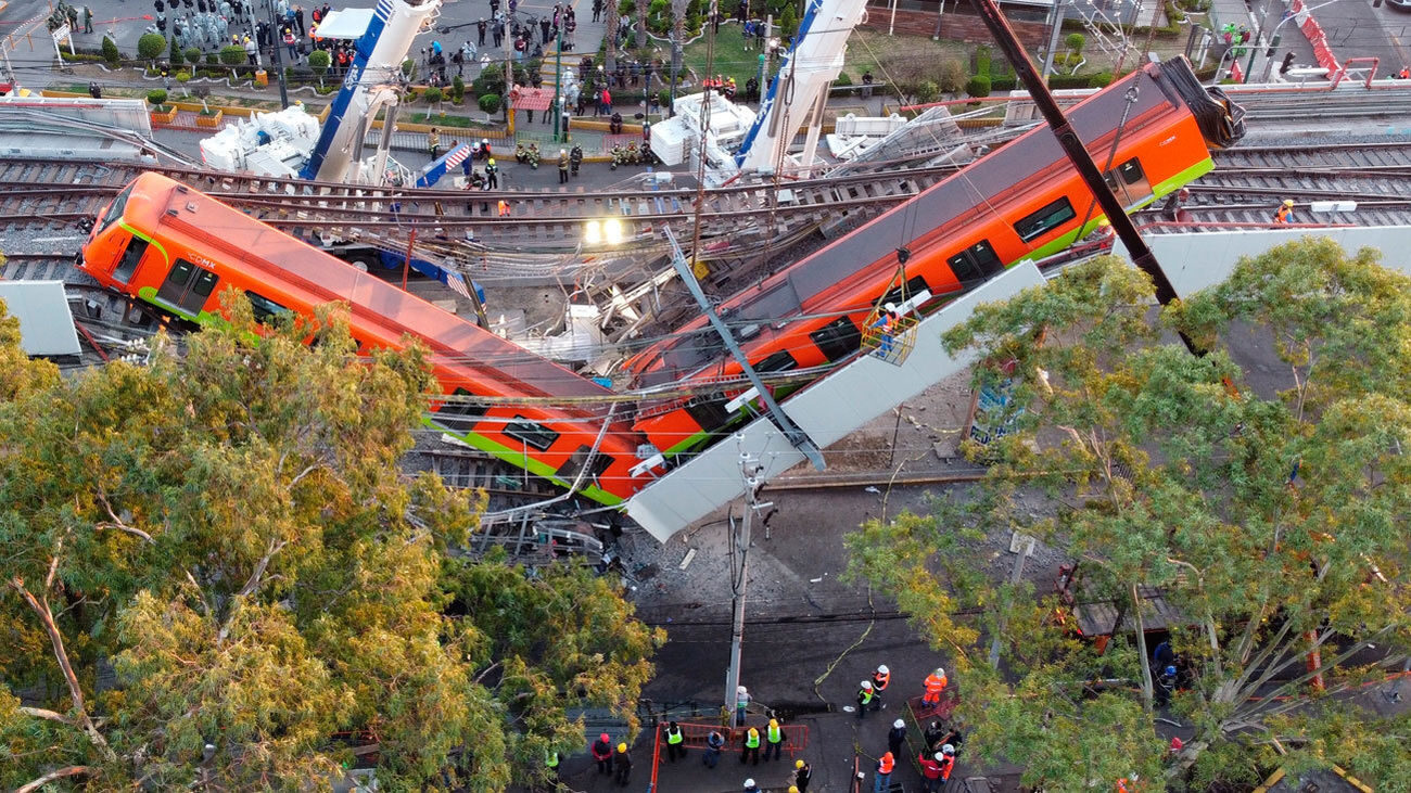 Vagones de Metro afectados por el derrumbe de un viaducto en Ciudad de México.