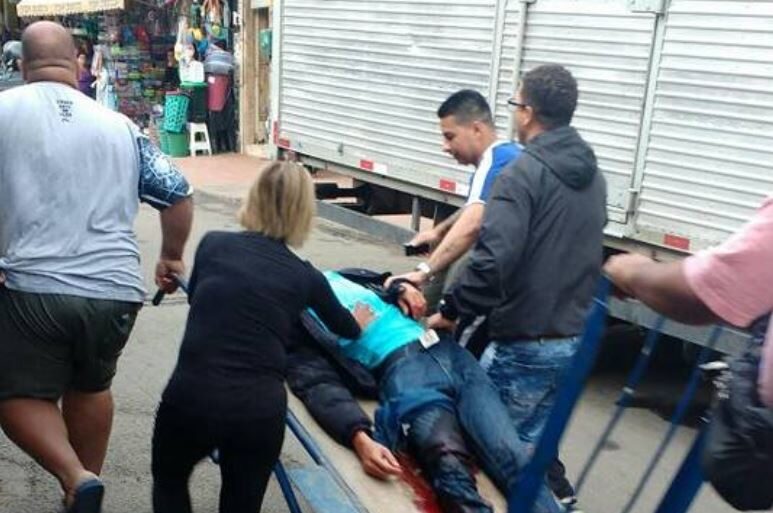 Según algunos informes, agentes de policía y narcotraficantes se dispararon en la estación de metro.
