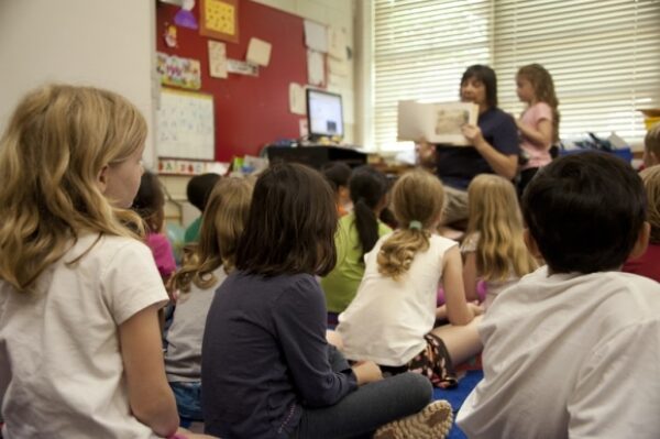 Niños y niñas en la escuela.