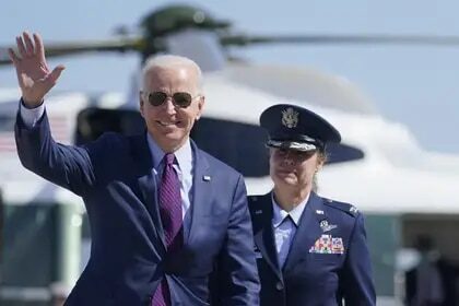 El presidente Joe Biden saludo antes de viajar a Michigan a la planta Ford.