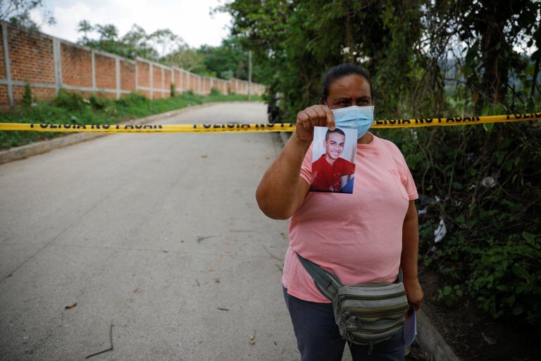 Encontraron,14 cuerpos,enterrados,casa,expolicía,El Salvador