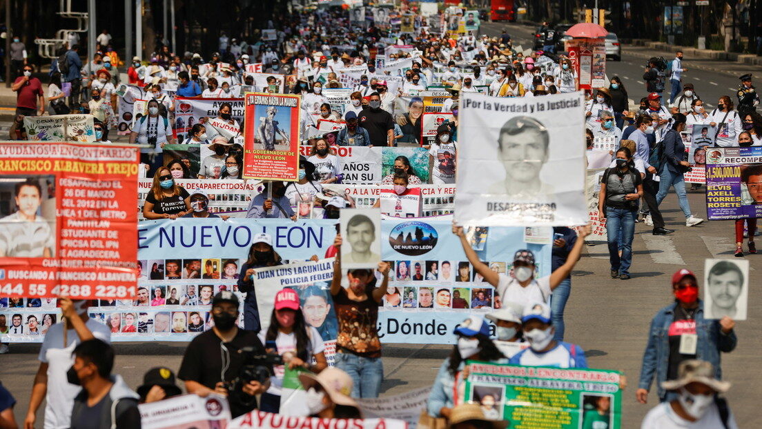 Madres cuyos hijos están desaparecido participan en una marcha con motivo del Día de la Madre, Ciudad de México, 10 de mayo de 2021