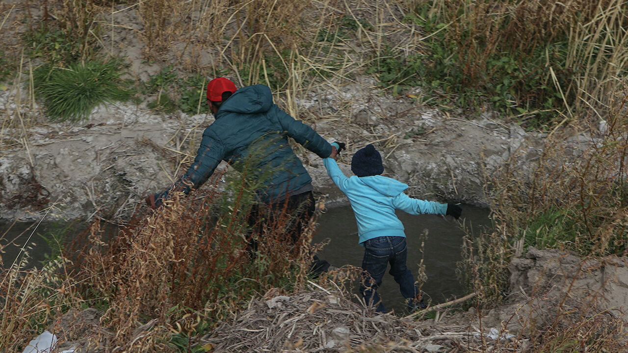 Immigrants border