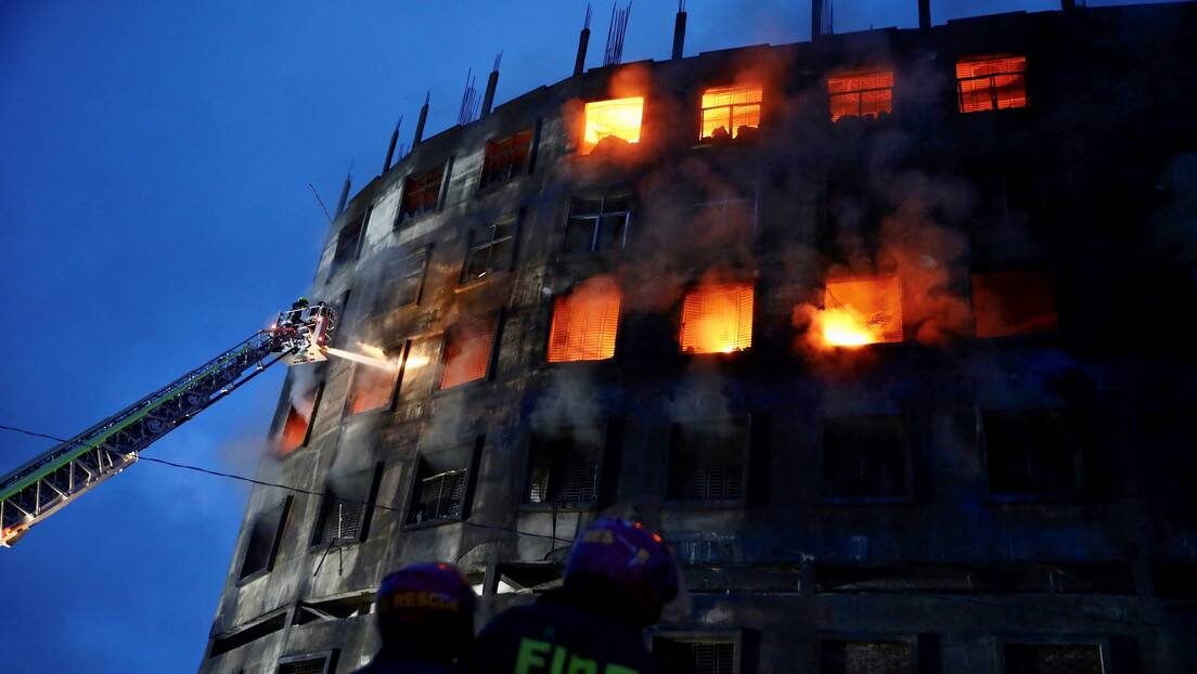 Incendio,fábrica de alimentos,Bangladesh,50 muertos,decenas,heridos