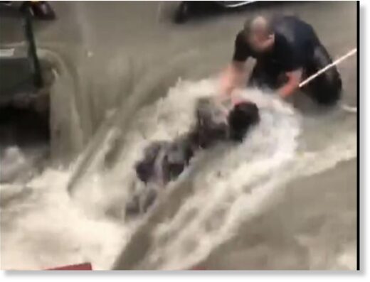 Clic para aumentar A woman has been pulled out of floodwaters in the Chinese city of Zhengzhou, which has been battered by heavy rain and flooding.