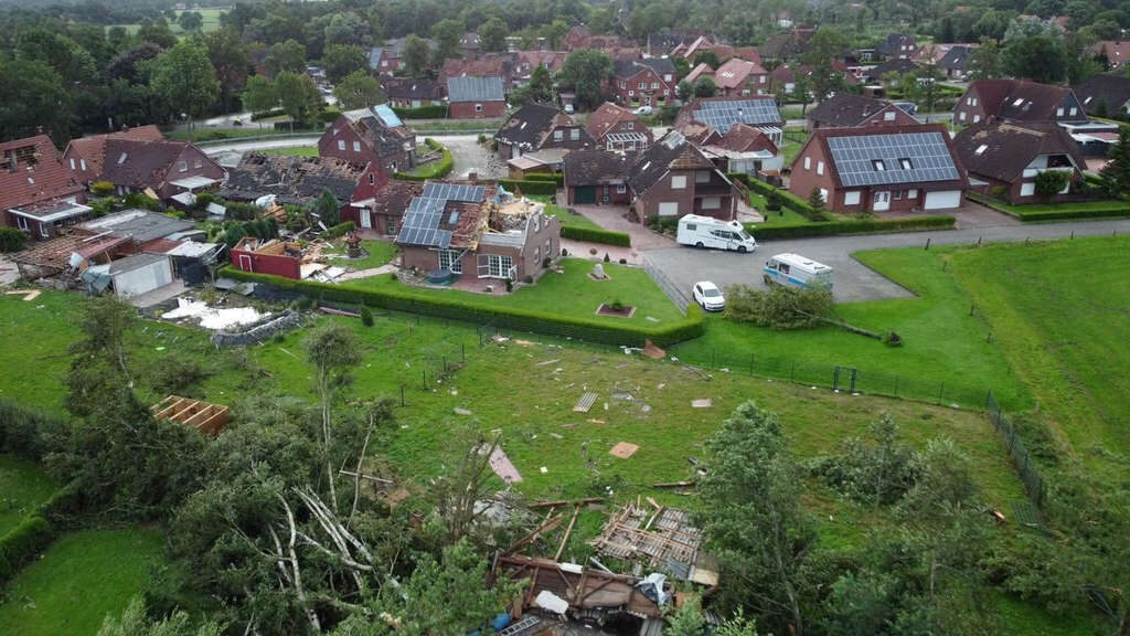 The storm left a path of devastation in Großheide, Aurich district.