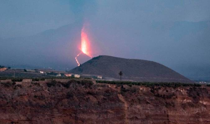 Volcán de La Palma en erupción este domingo.
