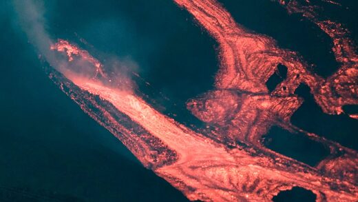 Se abren nuevas bocas en el volcán de La Palma, que sufre un nuevo desbordamiento de lava