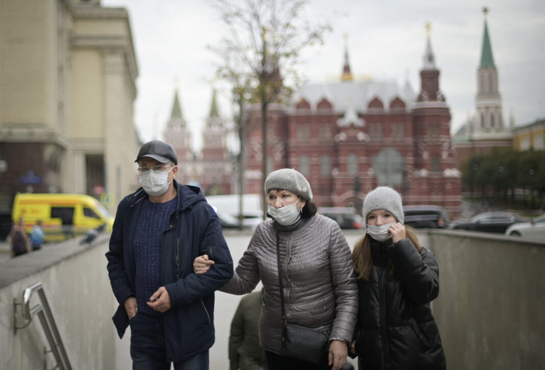 moscow russia residents masks