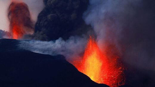 Continúan las explosiones en el volcán de La Palma este miércoles.