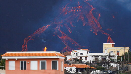 Viviendas amenazadas por la lava del volcán de La Palma