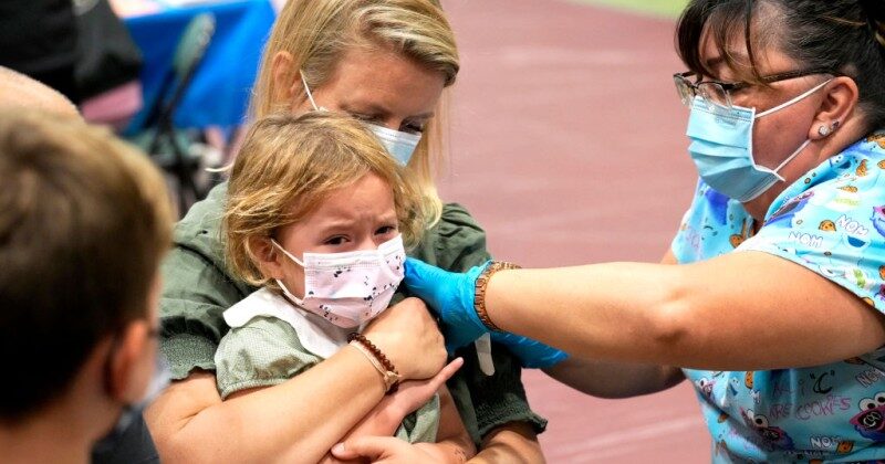 Clic para aumentar child being vaccinated children vaccination