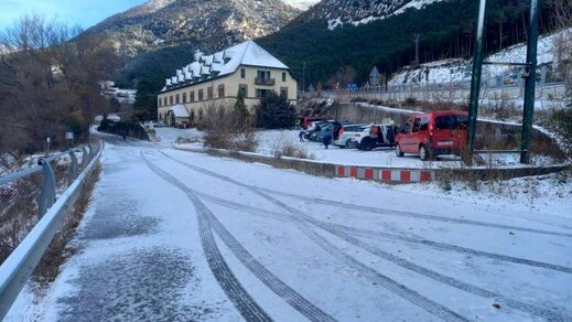 Carretera con nieve en la calzada, en la provincia de Huesca.