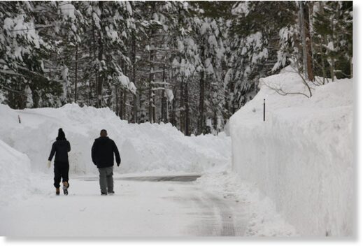 Clic para aumentar Deep snow from recent storms have partially buried the Donner Lake West End neighborhood just west of Truckee, as seen on Dec. 30, 2021.