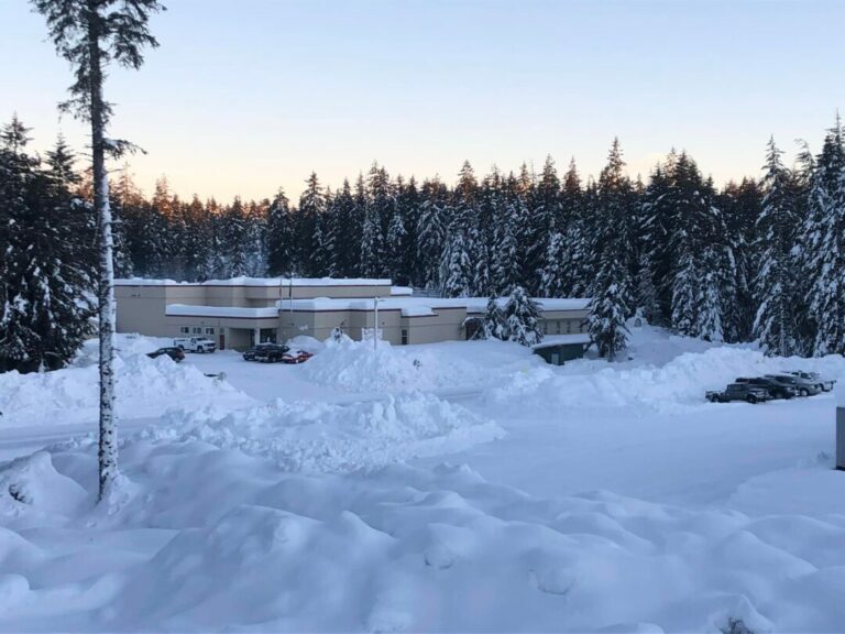 Clic para aumentar The school building in Yakutat, which will be closed through January 14th due to dangerous snow accumulation
