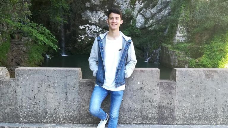 joven,asturiano,20 años,tratamiento,diálisis,vacunarse,contra,covid,causa-efecto