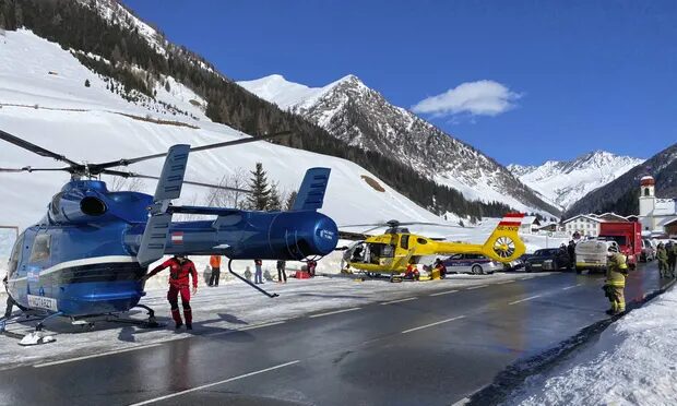 Clic para aumentar Rescue helicopters stand on a street near the Gammerspitze summit in Tirol after an avalanche killed a 58-year-old local man.