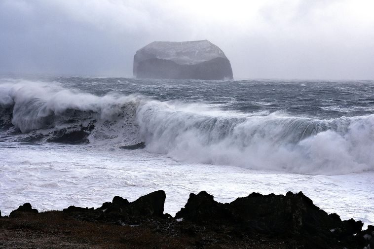 islas Vestmannaeyjar,ola de 40 metros de altura,golpea,costa,islandesa