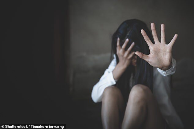 Clic para aumentar rape victim