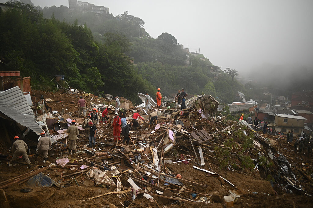 Clic para aumentar Residents and rescue workers clear debris looking for victims after deadly landslides in Petropolis, Brazil, February 18, 2022.