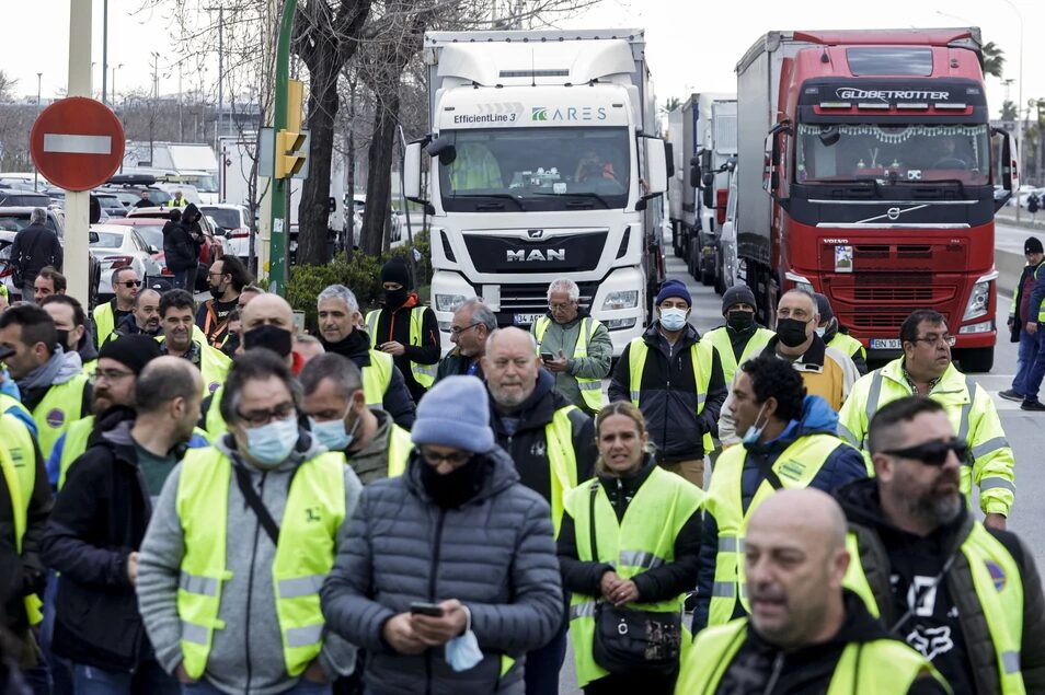 El gobierno,Pedro Sánchez,arrodilla,Marruecos,mientras,criminaliza,transportistas,españoles