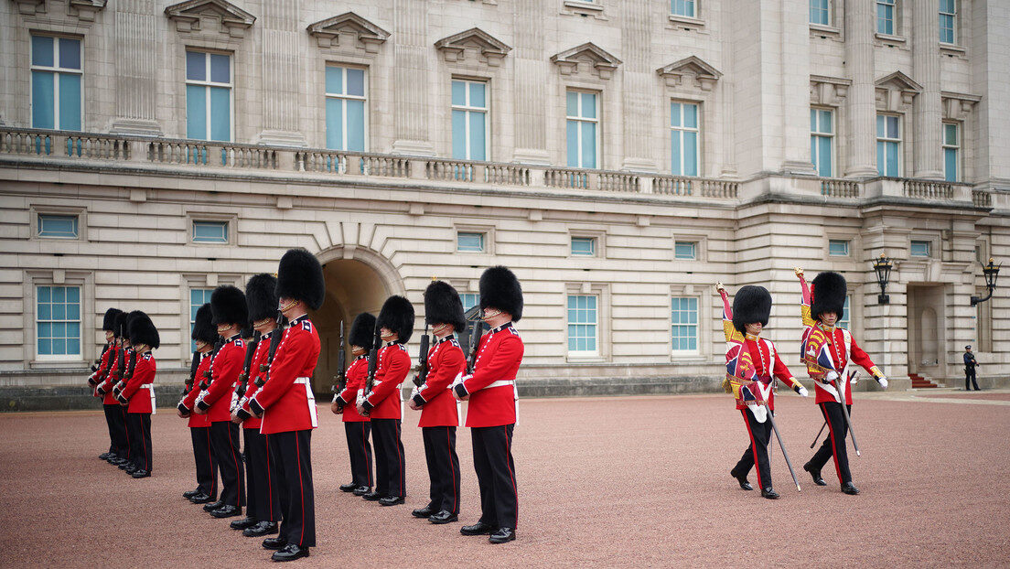 Buckingham palace guard