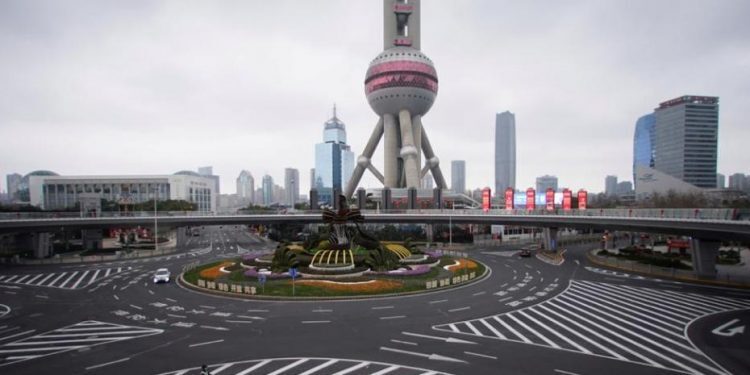 Shanghái vuelve a las calles desiertas por el Covid