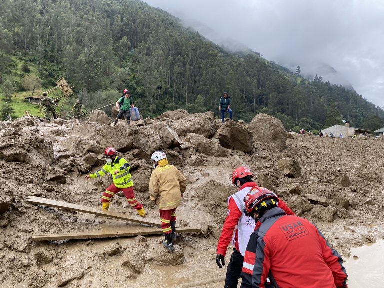 deslizamiento,tierra,Azuay,Ecuador,4 muertos,casas destruidas
