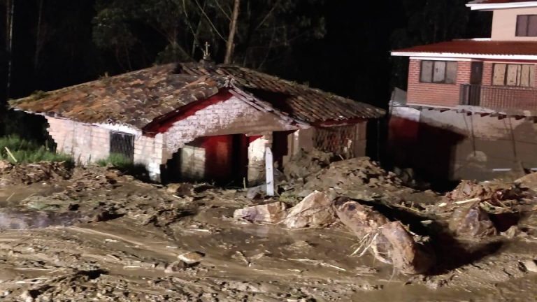 deslizamiento,tierra,Azuay,Ecuador,4 muertos,casas destruidas