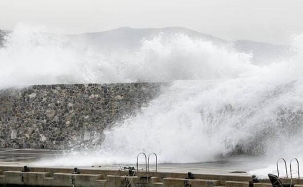 Clic para aumentar Fuerte oleaje en la costa granadina.