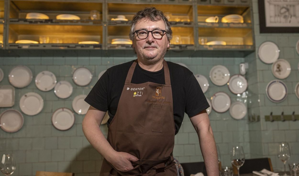 El chef Andoni Luis Aduriz, quien es conocido por la peculiar forma de presentar sus creaciones.