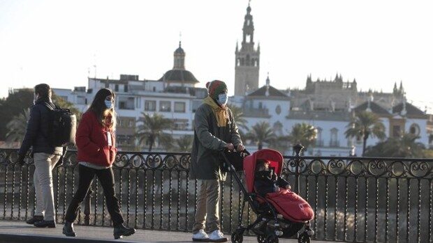 Unos peatones caminan por Sevilla en una imagen reciente.