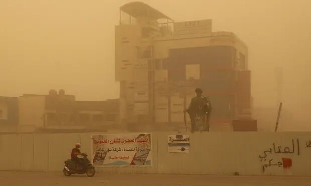 Clic para aumentar As the storm swept south, it shrouded cities as far south as Nasiriyah.