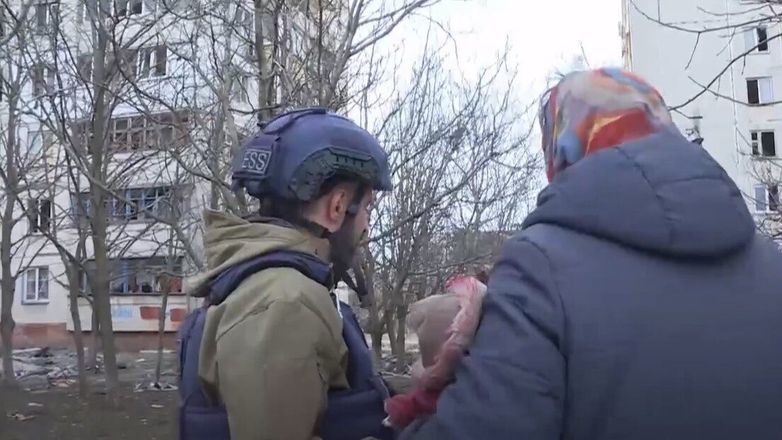 les,suplicaba de rodillas,Madre,residente,Mariúpol,cuenta,nacionalistas,Azov,dejaban,ver,hijos