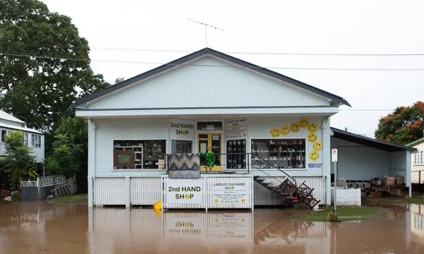 Clic para aumentar Shops, streets and homes in Laidley have been flooded.