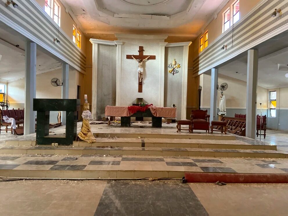 Así quedó la iglesia tras el tiroteo.