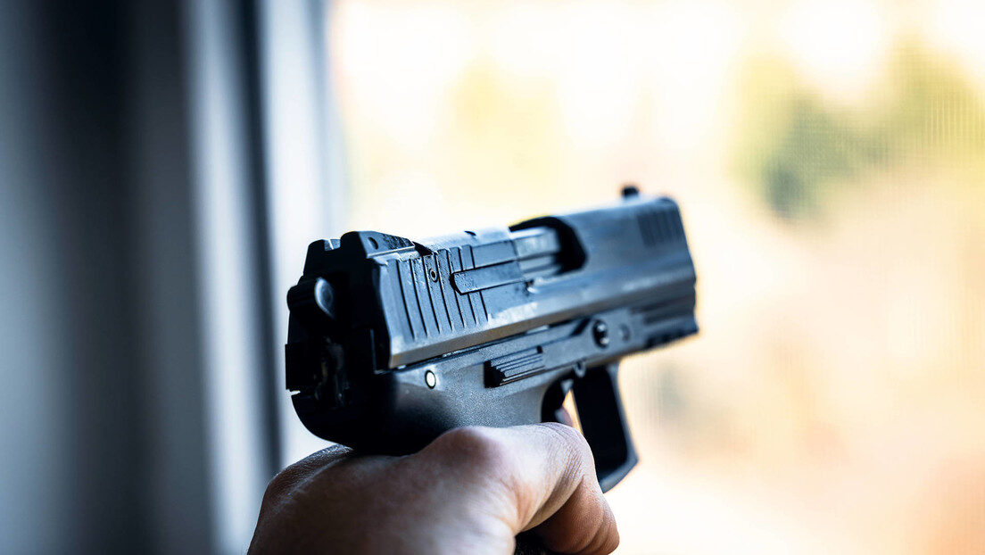 gun pistola