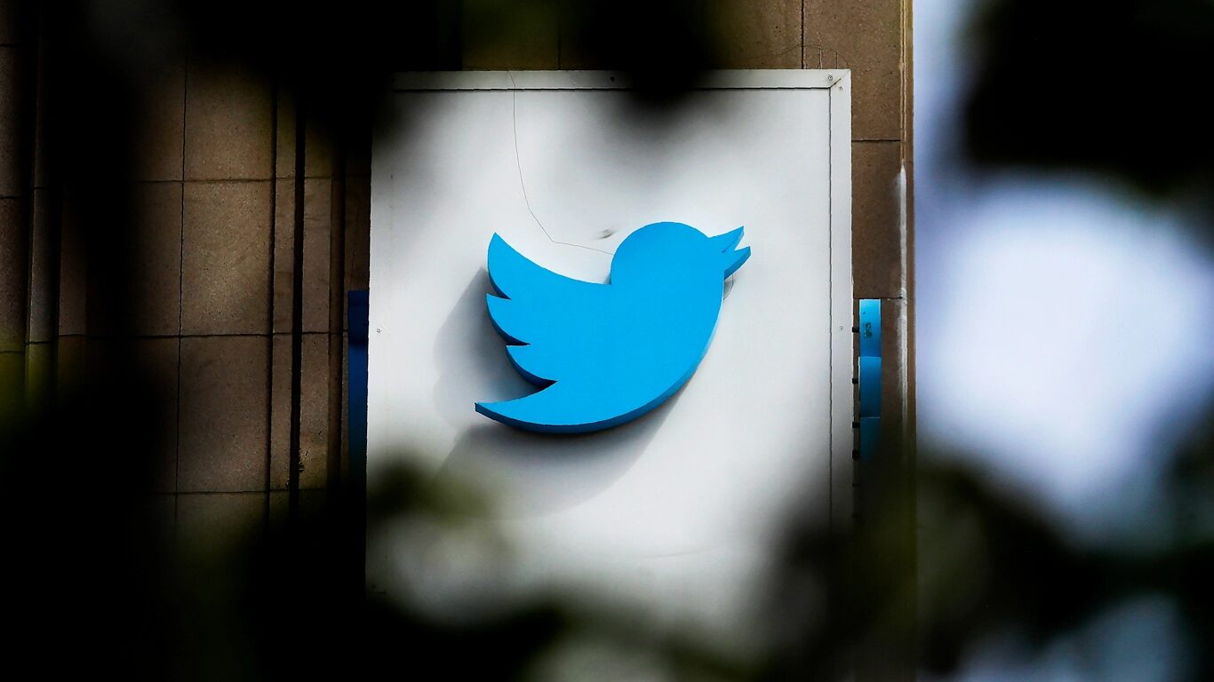 twitter door