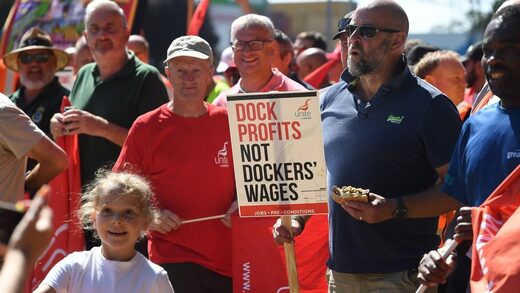 Trabajadores en una línea de piquete fuera del Puerto de Felixstowe en el cuarto día de la huelga de estibadores en Suffolk, Reino Unido