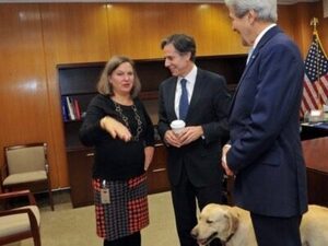 Victoria Nuland y Antony Blinken en la oficina de John Kerry.