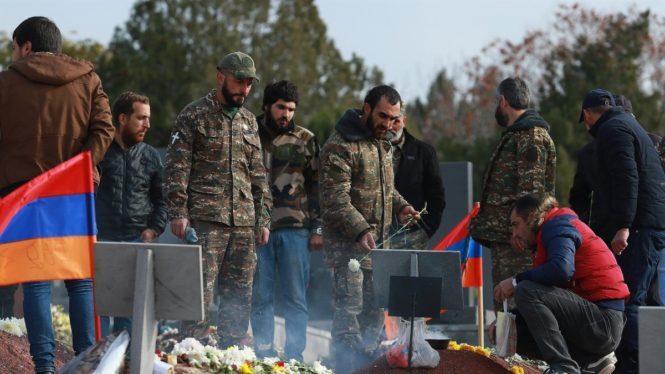 Armenia y Azerbaiyán por Nagorno Karabaj.