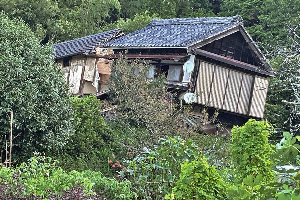 Clic para aumentar A house where a man died after being caught in a landslide, in Kakegawa, Shizuoka Prefecture, on Saturday.
