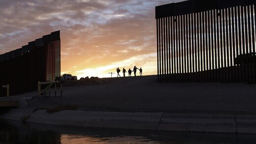 Wall frontera border