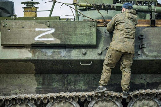 Soldado ucraniano en un vehículo blindado capturado Soldado ucraniano en un vehículo blindado capturado