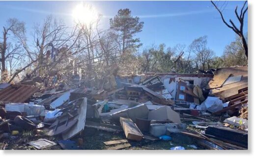 Clic para aumentar Debris is piled up following severe weather